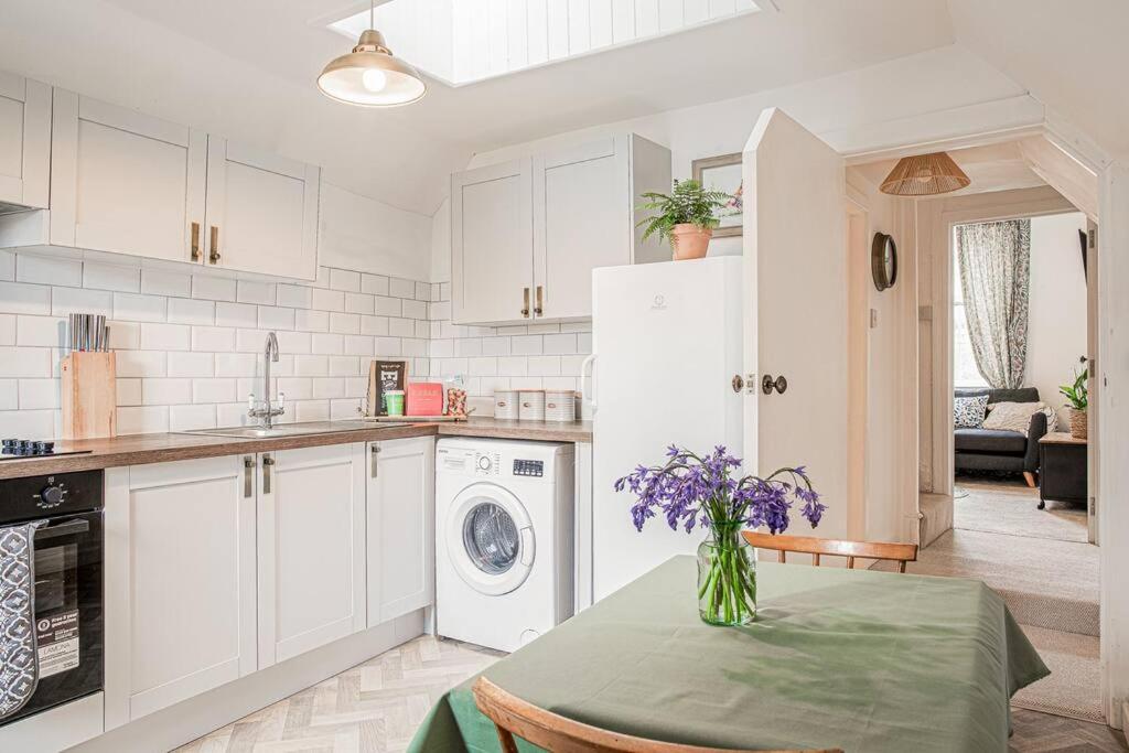 טטברי Light And Central Apartment Above Knead Bakery מראה חיצוני תמונה