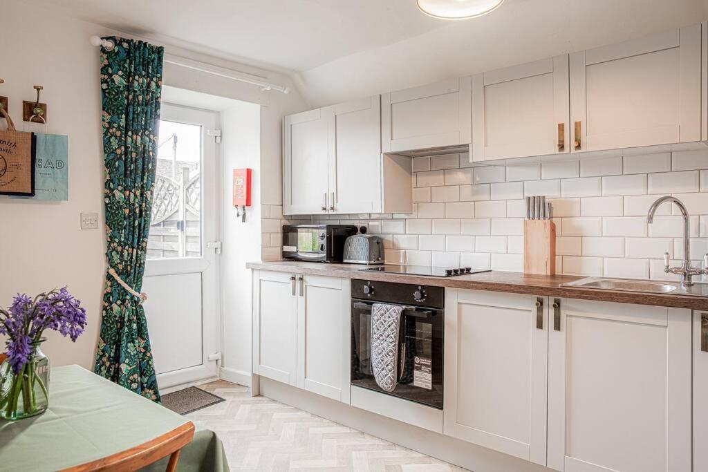 טטברי Light And Central Apartment Above Knead Bakery מראה חיצוני תמונה