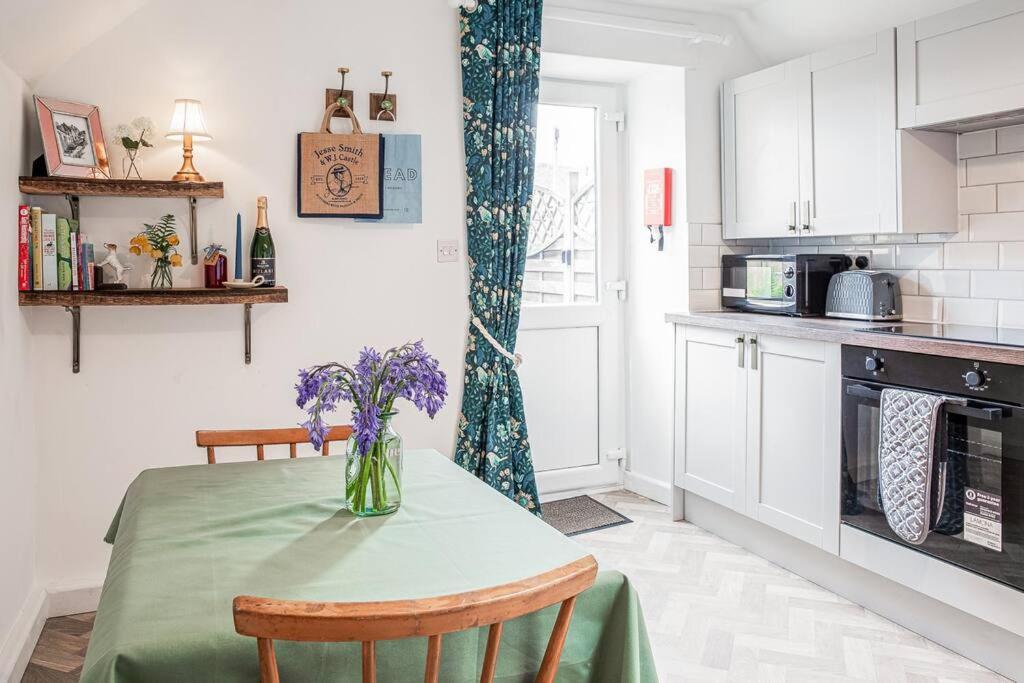 טטברי Light And Central Apartment Above Knead Bakery מראה חיצוני תמונה